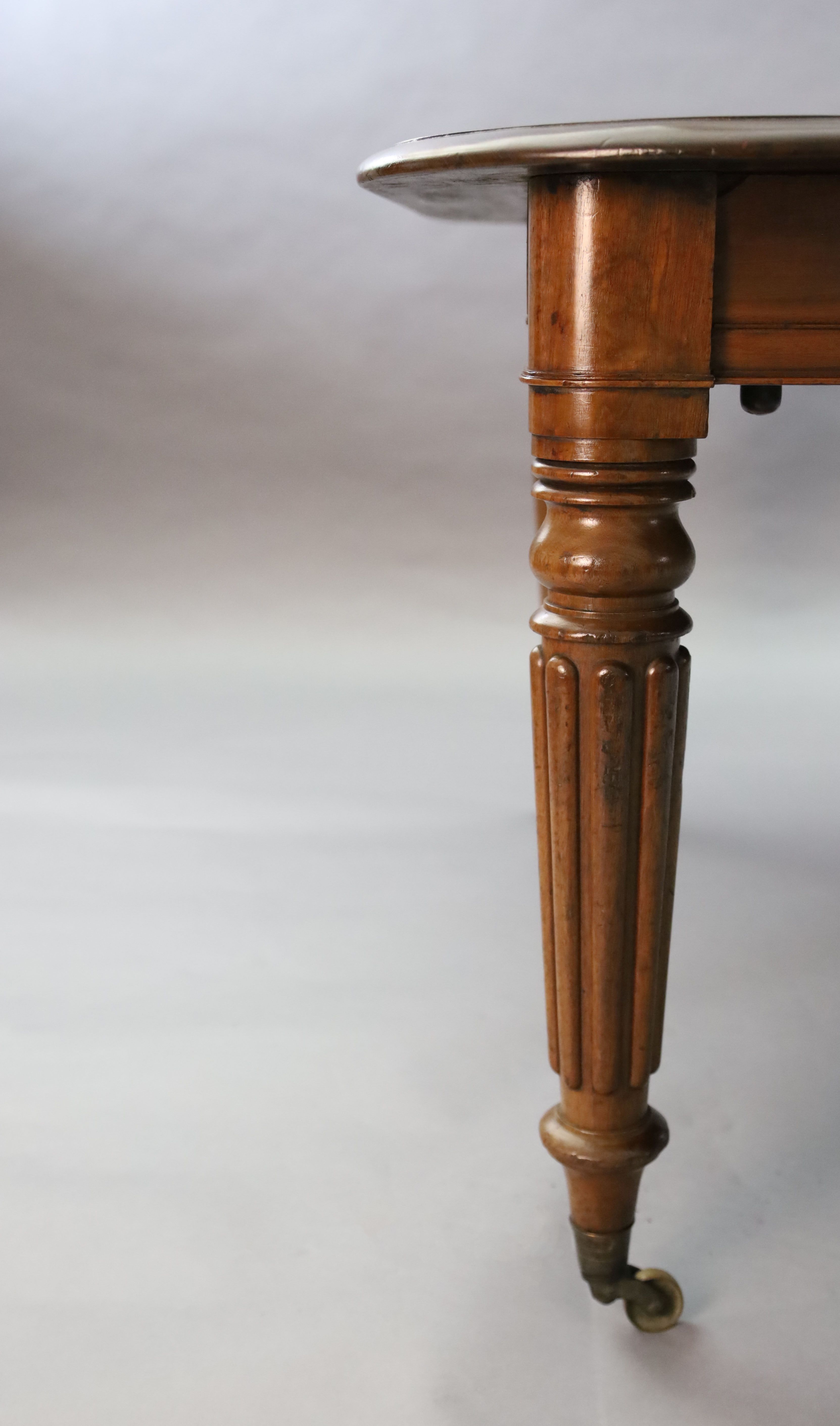 A Victorian mahogany extending dining table, W.4ft 3.5in H.2ft 5in. L.4ft extends to 9ft 1in.